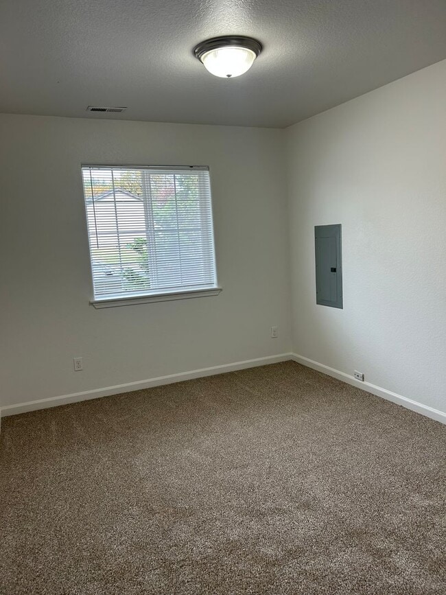 Building Photo - (870) College Street Duplex - 3 Bedroom / ...