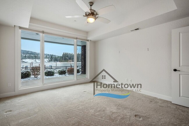 Building Photo - 3 Bedroom 2 Bathroom Condominium with 1-Ca...