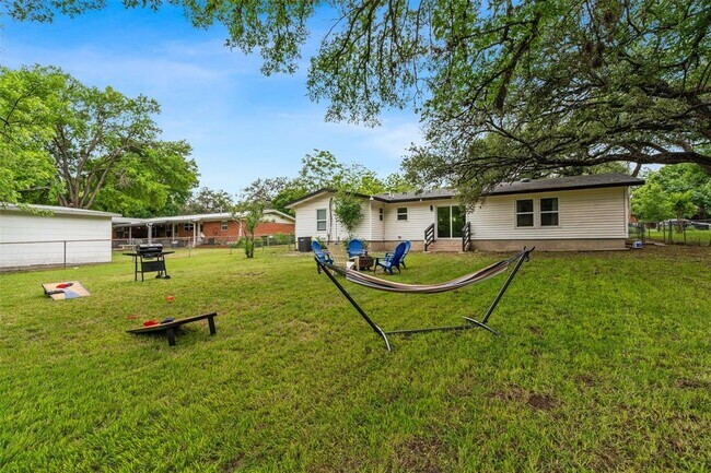 Building Photo - 11807 Oakwood Dr