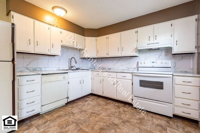 Building Photo - 926 East Ave