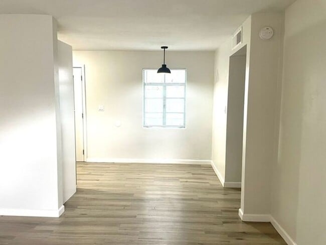 Building Photo - Modern 1 bedroom with yard!