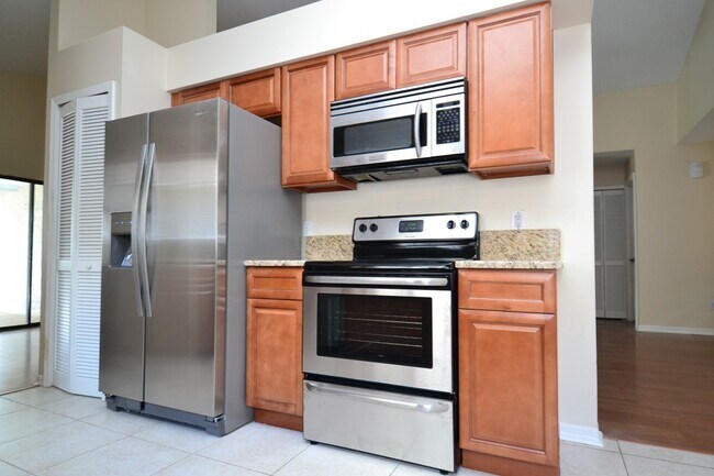 Building Photo - Gorgeous fully upgraded pool home in Ovied...