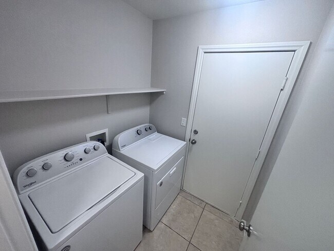 Building Photo - GREAT SINGLE STORY WITH 3 BEDS & 2 BATHS IN GATED COMMUNITY!