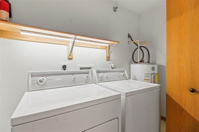 Building Photo - 8330 Lexington Pl
