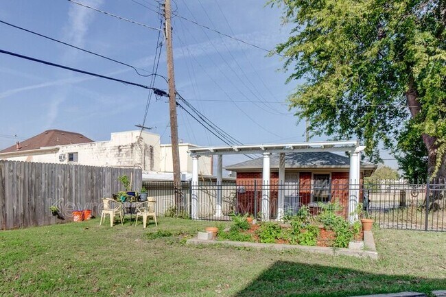 Building Photo - 1420 S Quaker Ave