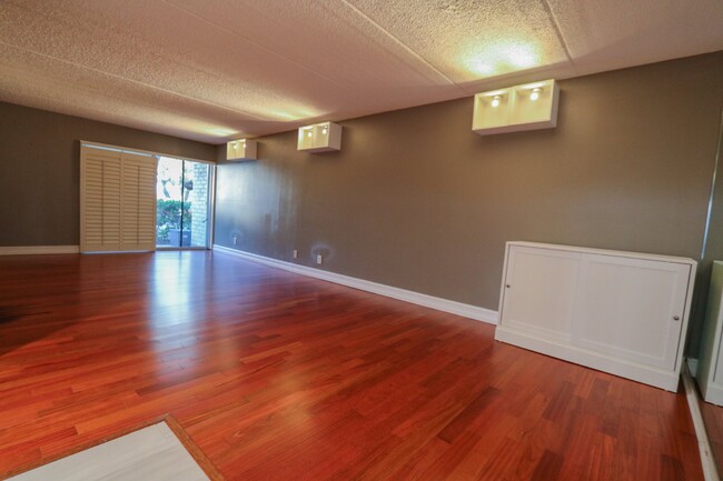 Building Photo - First-floor 1-bedroom, 1.5-bath condo in  ...