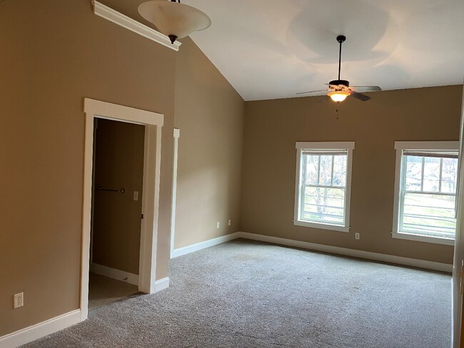 Building Photo - 2 Monticello Village Dr