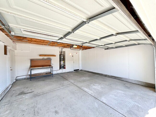 Building Photo - 102 Goldenrod Ave