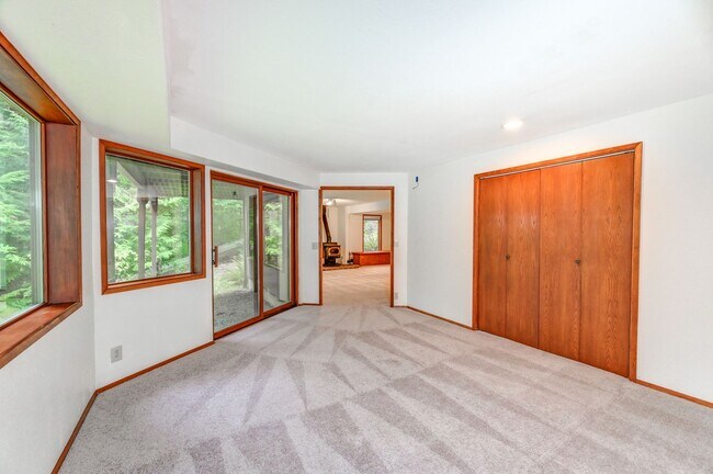 Building Photo - Great Home Tucked Away in Mirrormont on Tiger Mountain