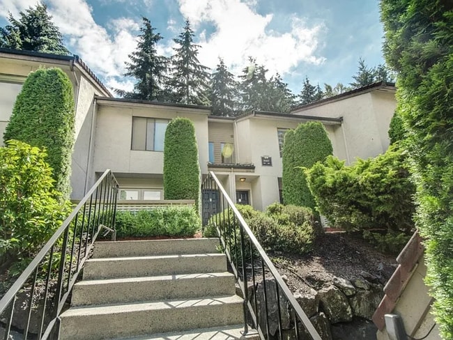 Building Photo - Welcome to this charming townhouse