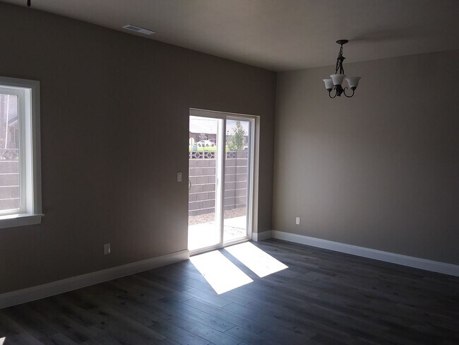 Building Photo - Newer town home living in the heart of Cedar City!