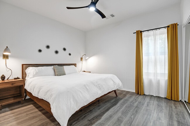 Building Photo - 2005 E Racquet Club Rd