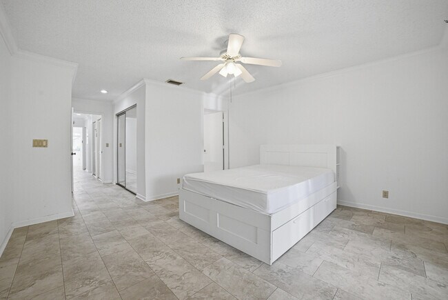 Building Photo - 6070 Sunny Manor Ct