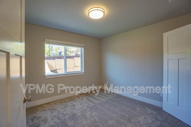 Building Photo - 2331 E Otter Lp