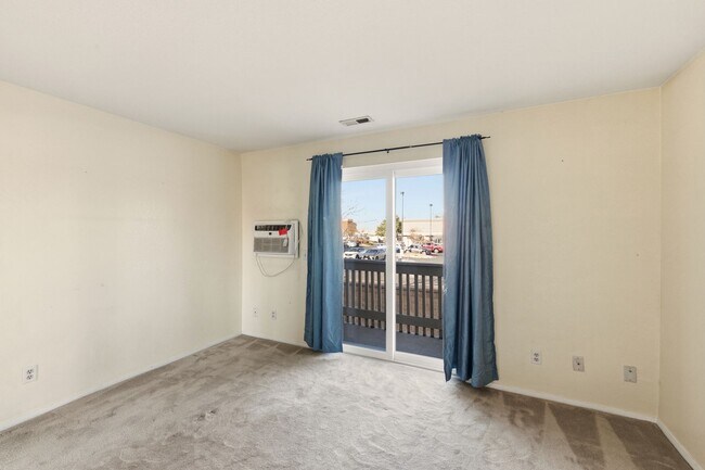 Building Photo - Open Concept Two Bed Two Bath Townhouse!