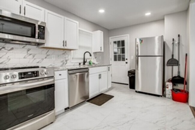 Building Photo - **Pendleton Heights Neighborhood**Newly remodeled 3/2 Bath Furnished Option Avaliable