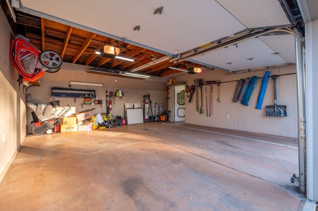 Building Photo - APPLY NOW! Cozy Single Family Home in Milw...