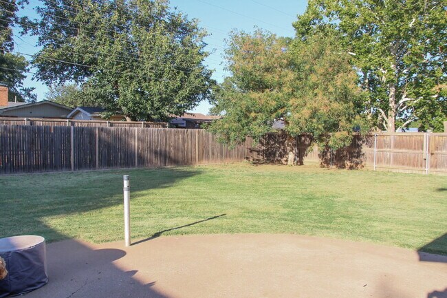 Building Photo - Large Updated Home!