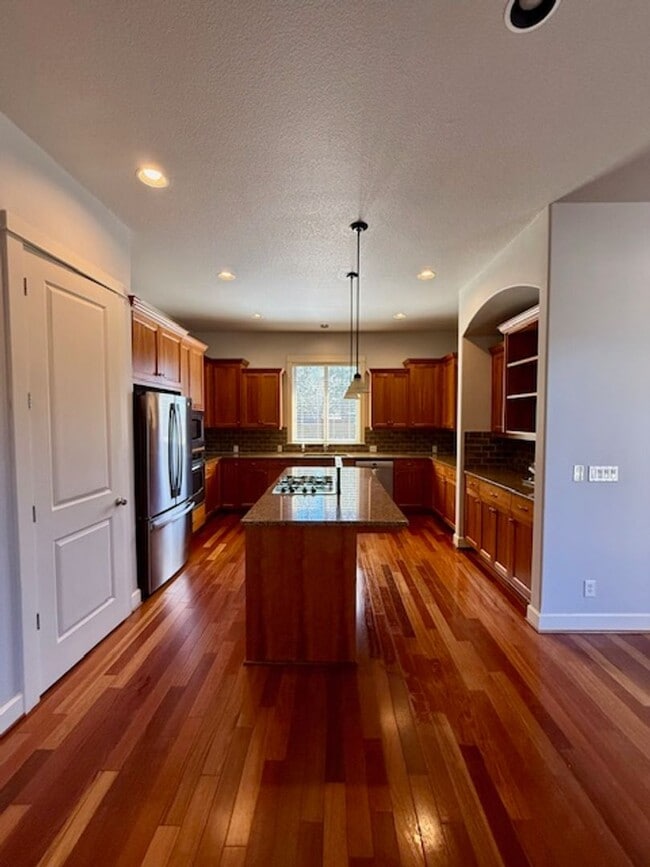 Building Photo - Stunning 4-Bedroom Aspen Rim Home in Bend!