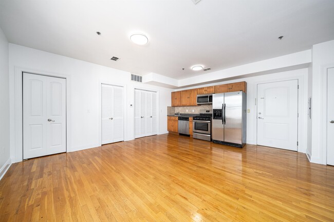 Building Photo - 528 47th St
