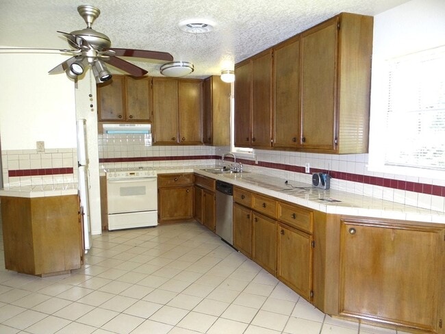 Building Photo - 130 Mansfield Ferry Rd