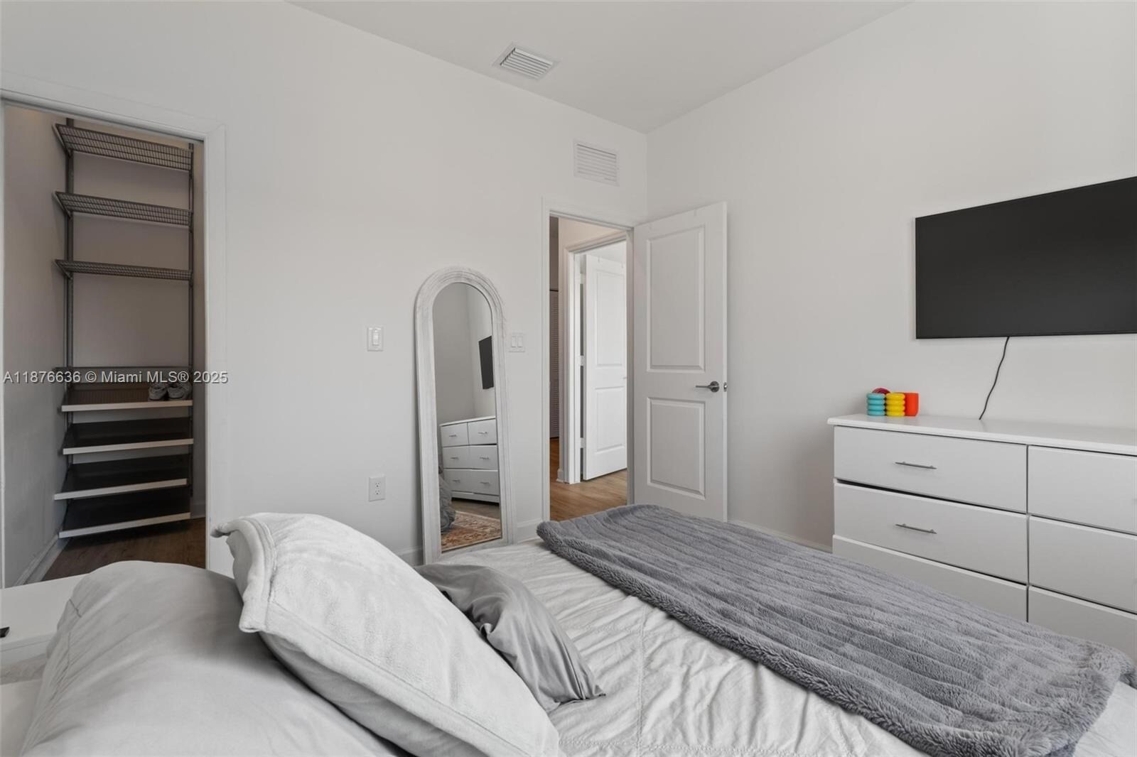 Building Photo - 403 NE 212th St