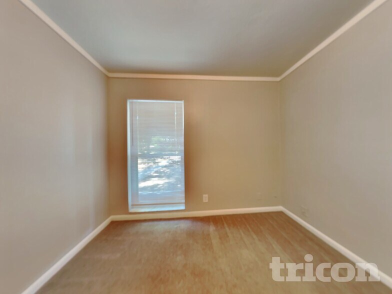 Building Photo - 702 Falkirk Ave