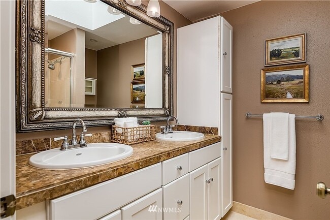 Building Photo - Newport Hills 3bed/1bath Home!