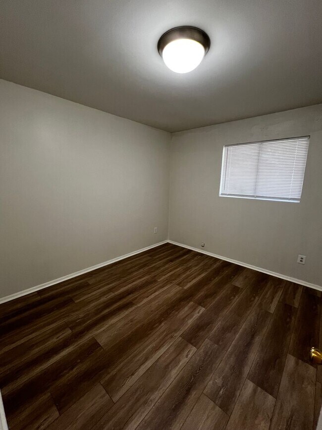 Building Photo - 3 Bedrooms, 1 Bathroom, Brick home , Carpo...