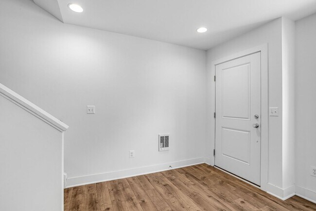 Building Photo - Spacious 4-level Home| 3 bedrooms + Garage parking!