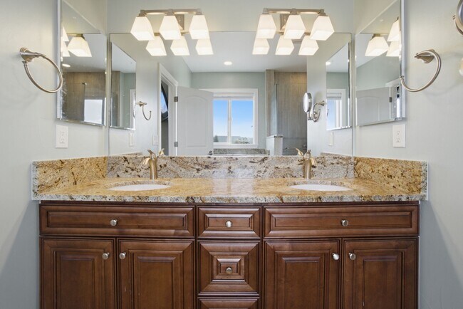 Building Photo - One-of-a-Kind 4-Bed Castle Rock Retreat with 4 car Attached Garage