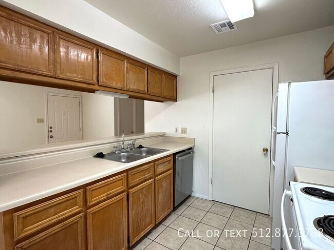 Building Photo - 2203 Creekside Ln