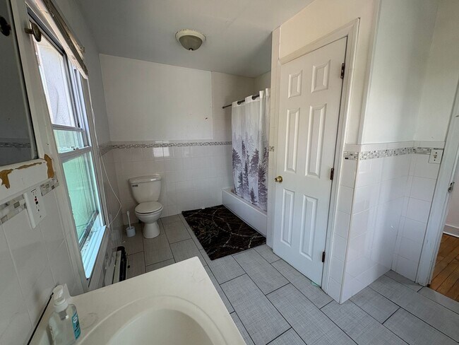 Building Photo - Large 5 Bedroom 2 Bathroom Single Family H...