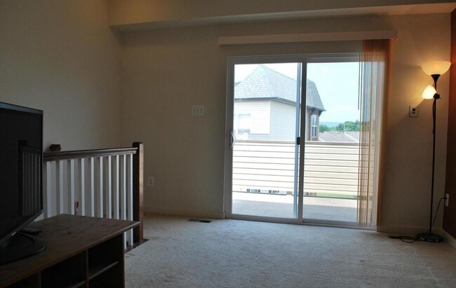 Building Photo - Stylish townhouse in ideal Frederick locat...