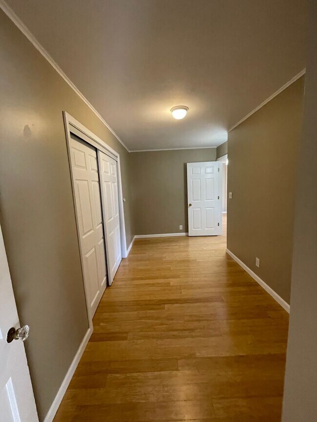 Building Photo - MOVE IN READY - Vinton Neighborhood
