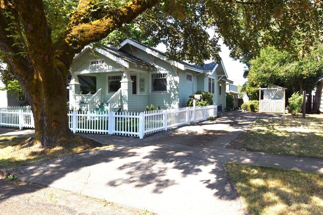 Building Photo - Beautiful Unique Home in Downtown Lebanon!