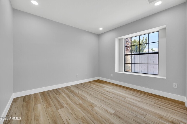 Building Photo - 5302 W Cheryl Dr