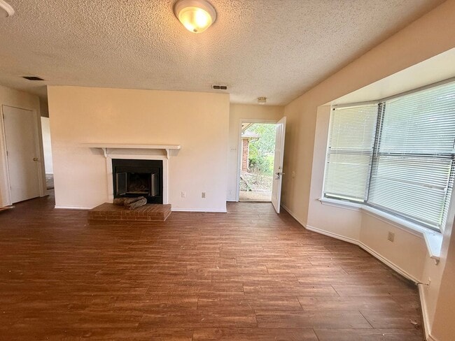 Building Photo - 2-bed/1-bath in Flint!