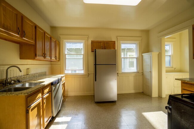 Building Photo - AVAILABLE 8/1/26 - 3 Bedroom with Off-Stre...