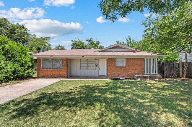 Building Photo - Spacious 4 Bedroom Home with Expansive Living Areas in a Convenient Location