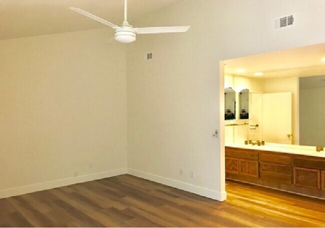 Building Photo - Beautiful 3BD/2BA Home with Landscaped Oas...
