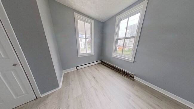 Building Photo - 1st Floor Apartment *MOVE IN SPECIAL*