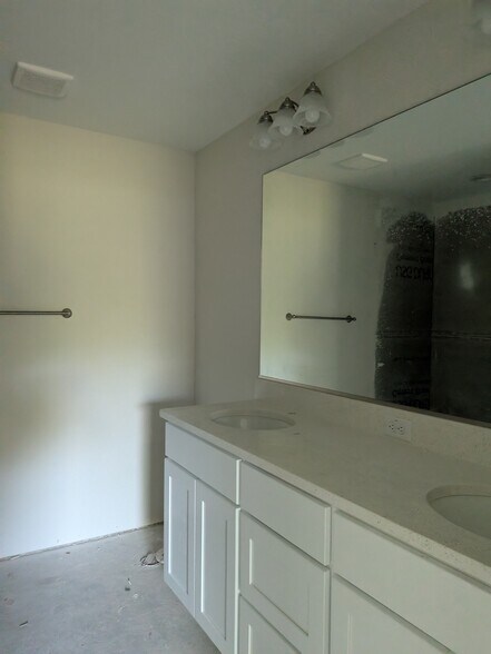 Building Photo - 1640 W Saint Elizabeth Pl