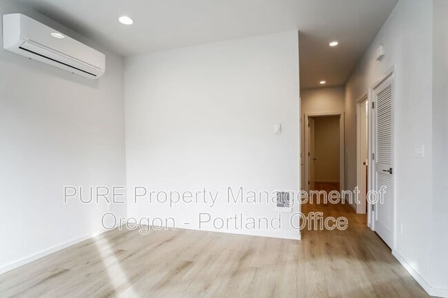 Building Photo - 5685 N Willamette Blvd