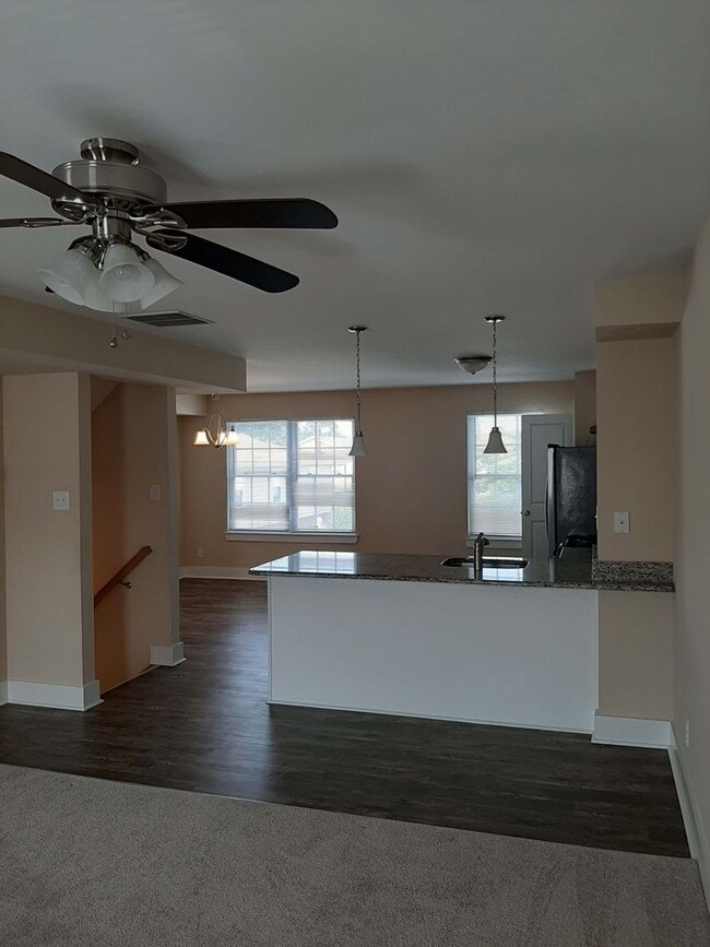 Building Photo - 3 BR/4 BA Townhome - Vineland - Kings Cros...