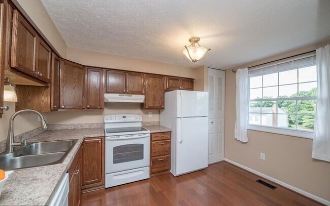 Building Photo - Well maintained 3 bedroom townhouse in established Frederick community ready early May!