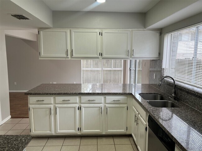 Building Photo - 65 Yewleaf Rd