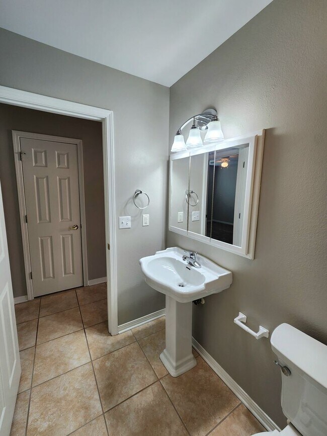 Building Photo - 2/2 Home in Lakeview Villas!