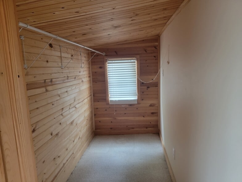 closet - 407 Bloom St