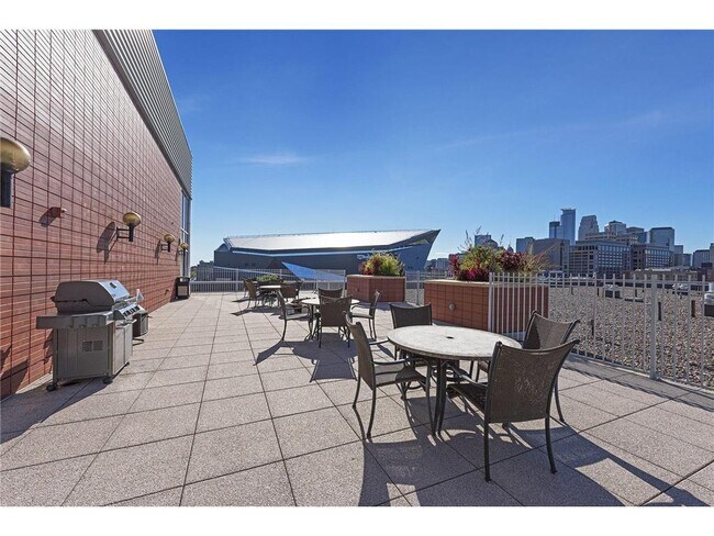 Building Photo - 215 10th Ave S